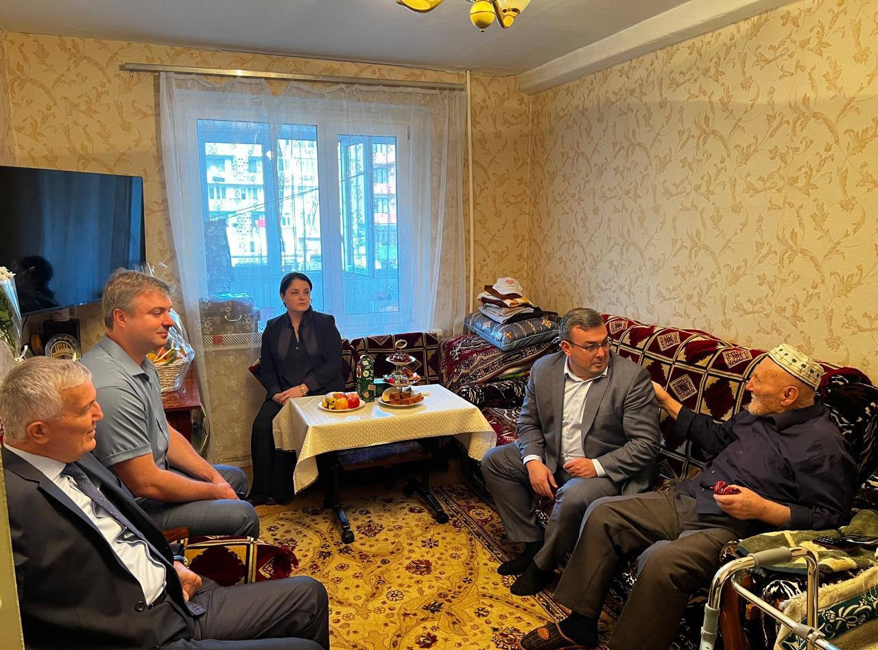 Врио министра труда Дагестана Магомедзагид Кихасуров поздравил Ветерана Великой Отечественной войны Мусу Багаутдинова с Днём пожилых.